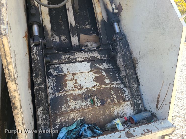 image for item MJ9457 2005 Peterbilt 320  refuse truck