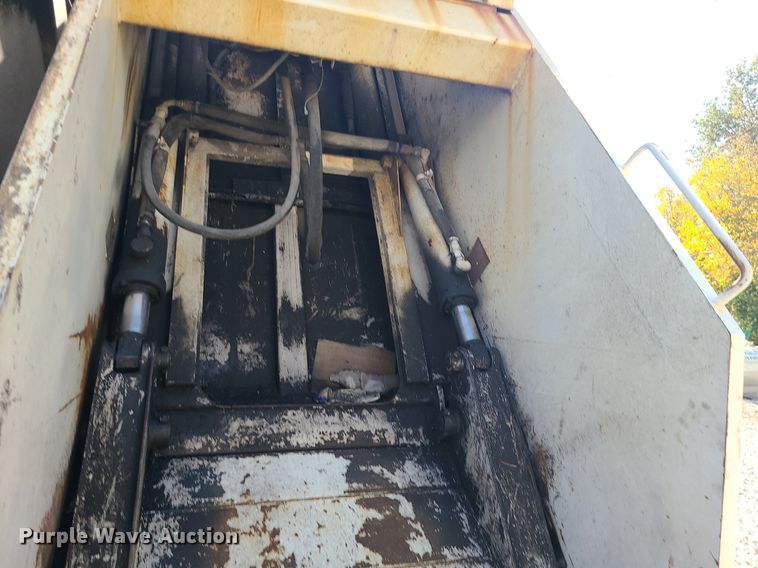 image for item MJ9457 2005 Peterbilt 320  refuse truck