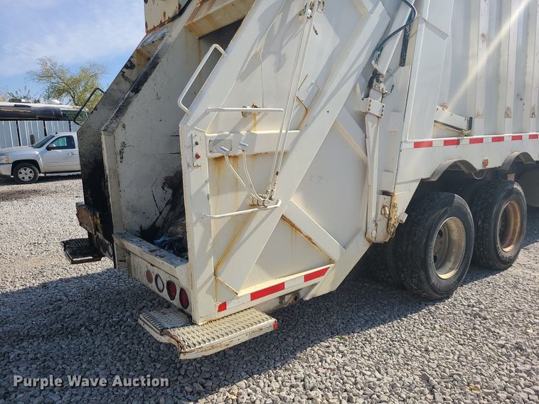 image for item MJ9457 2005 Peterbilt 320  refuse truck