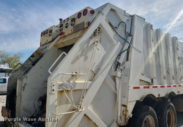 image for item MJ9457 2005 Peterbilt 320  refuse truck