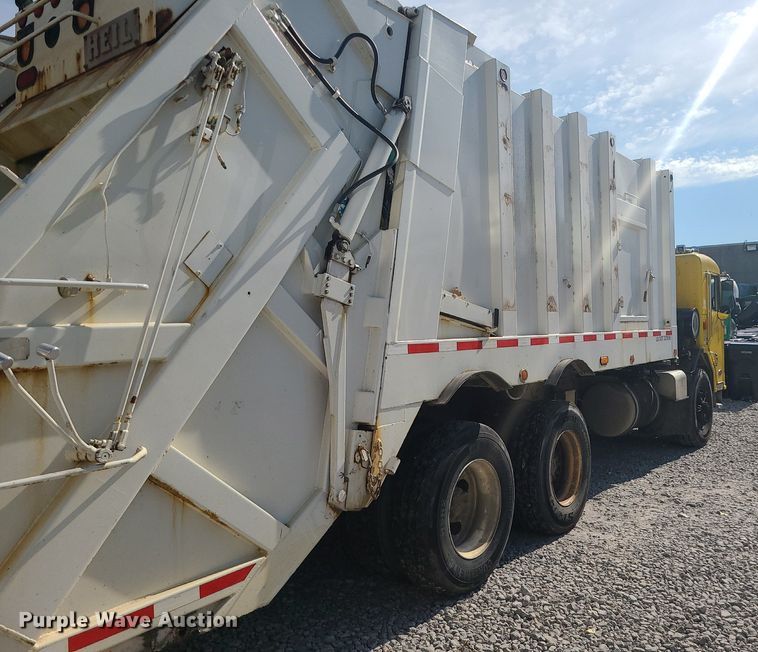 image for item MJ9457 2005 Peterbilt 320  refuse truck