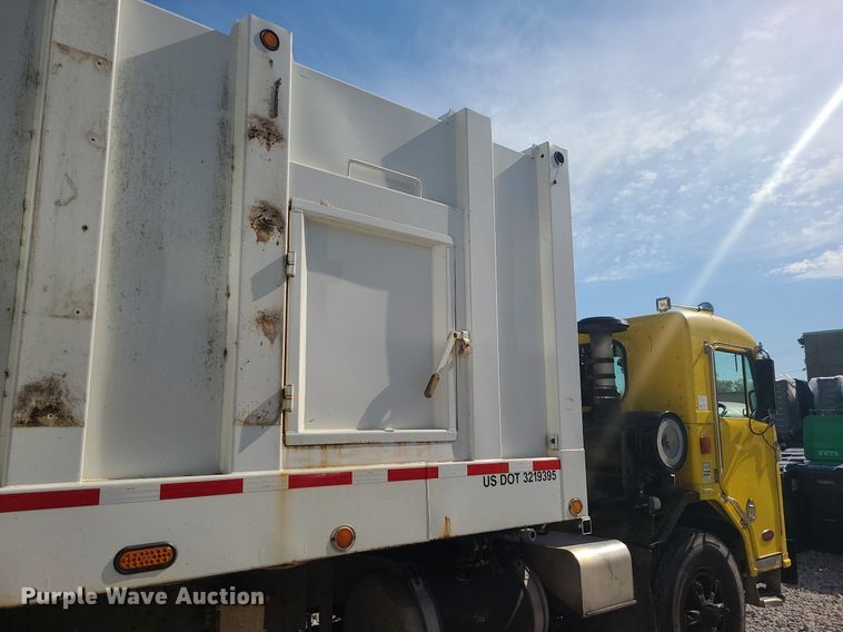 image for item MJ9457 2005 Peterbilt 320  refuse truck