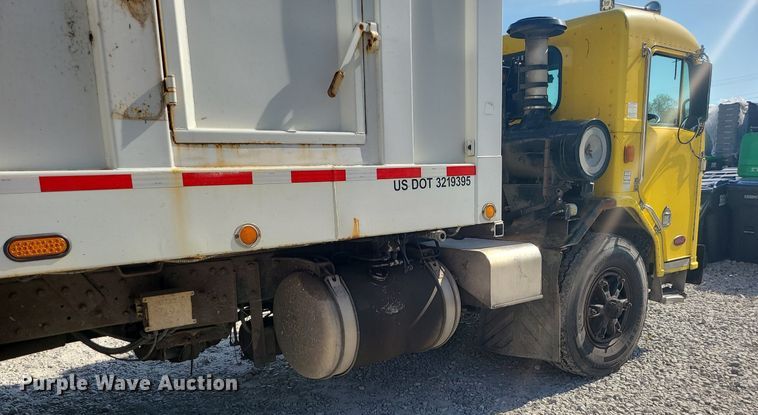 image for item MJ9457 2005 Peterbilt 320  refuse truck