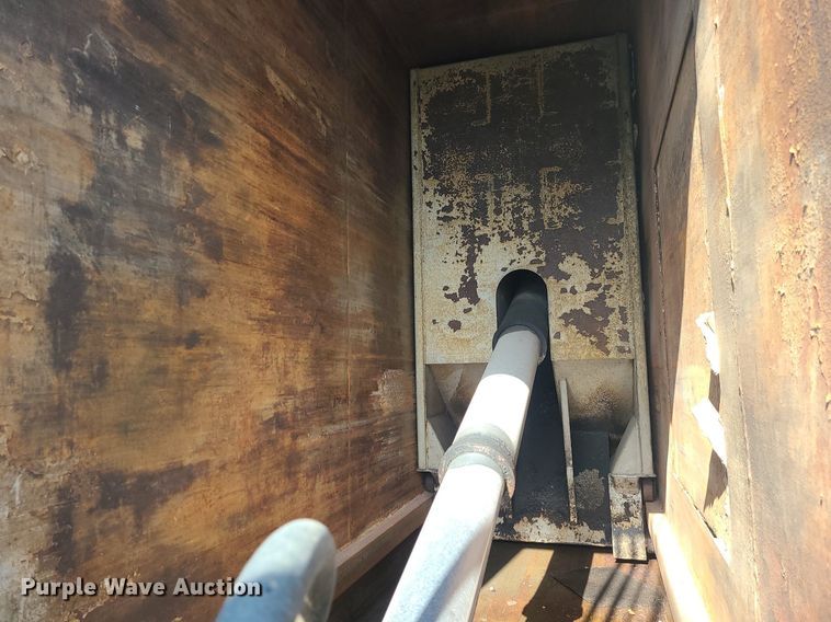 image for item MJ9457 2005 Peterbilt 320  refuse truck