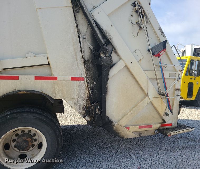 image for item MJ9457 2005 Peterbilt 320  refuse truck