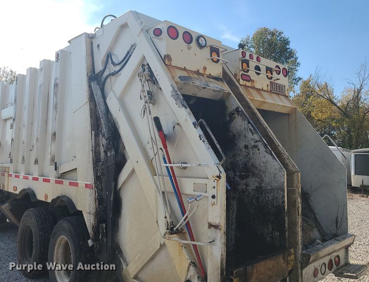 image for item MJ9457 2005 Peterbilt 320  refuse truck