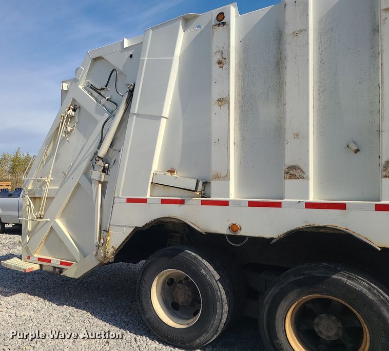 image for item MJ9457 2005 Peterbilt 320  refuse truck