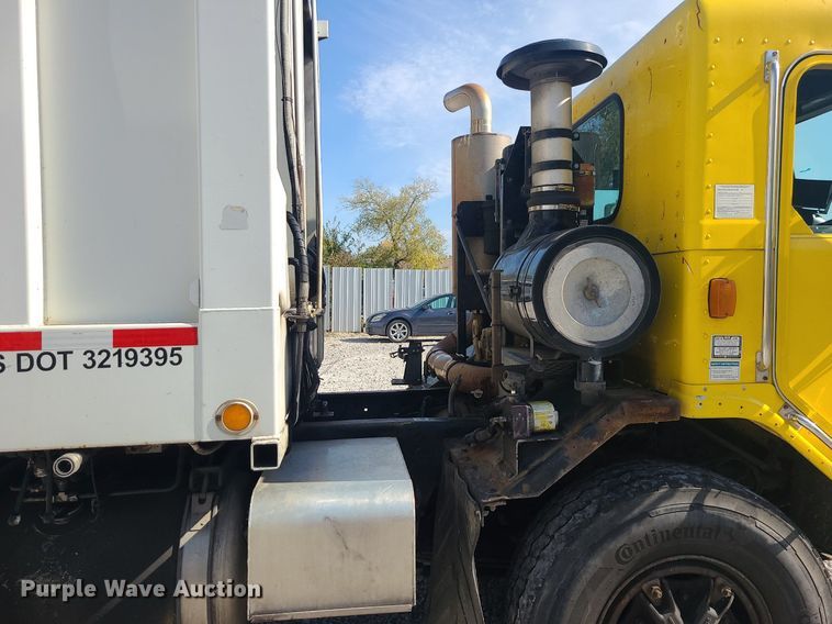 image for item MJ9457 2005 Peterbilt 320  refuse truck