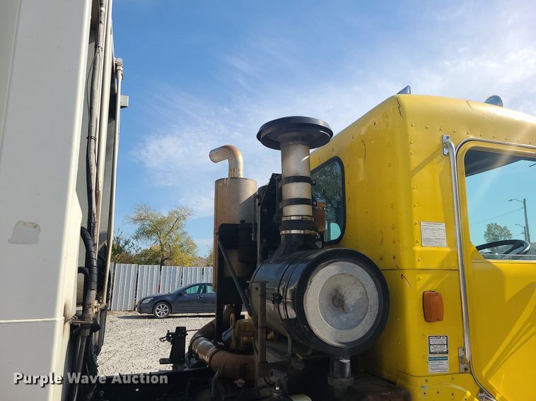 image for item MJ9457 2005 Peterbilt 320  refuse truck