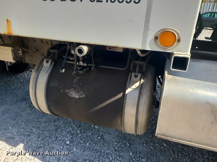 image for item MJ9457 2005 Peterbilt 320  refuse truck