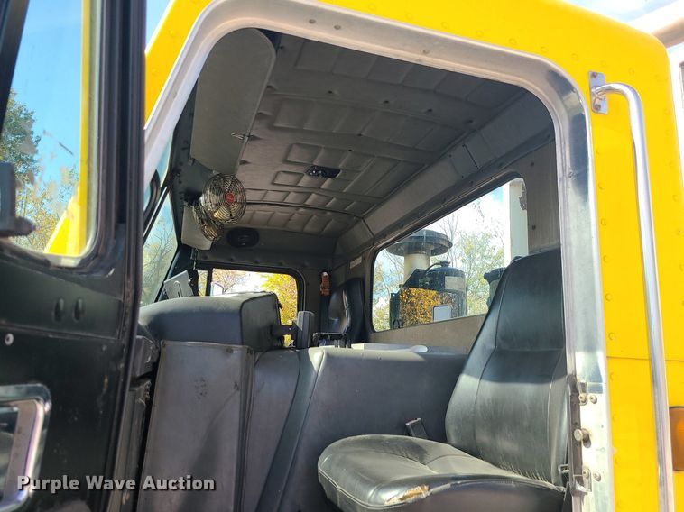 image for item MJ9457 2005 Peterbilt 320  refuse truck