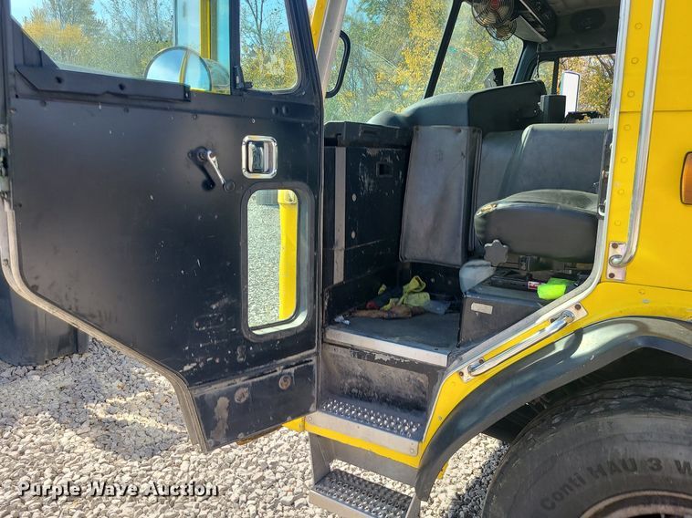 image for item MJ9457 2005 Peterbilt 320  refuse truck