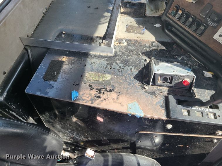 image for item MJ9457 2005 Peterbilt 320  refuse truck