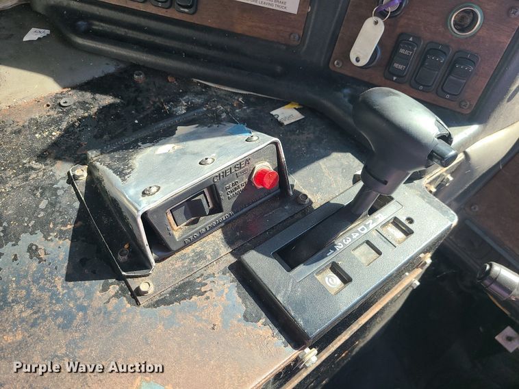 image for item MJ9457 2005 Peterbilt 320  refuse truck