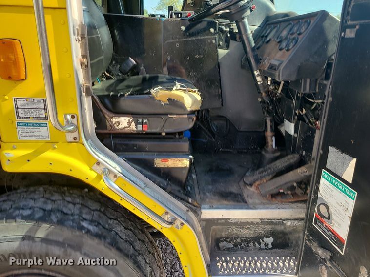 image for item MJ9457 2005 Peterbilt 320  refuse truck