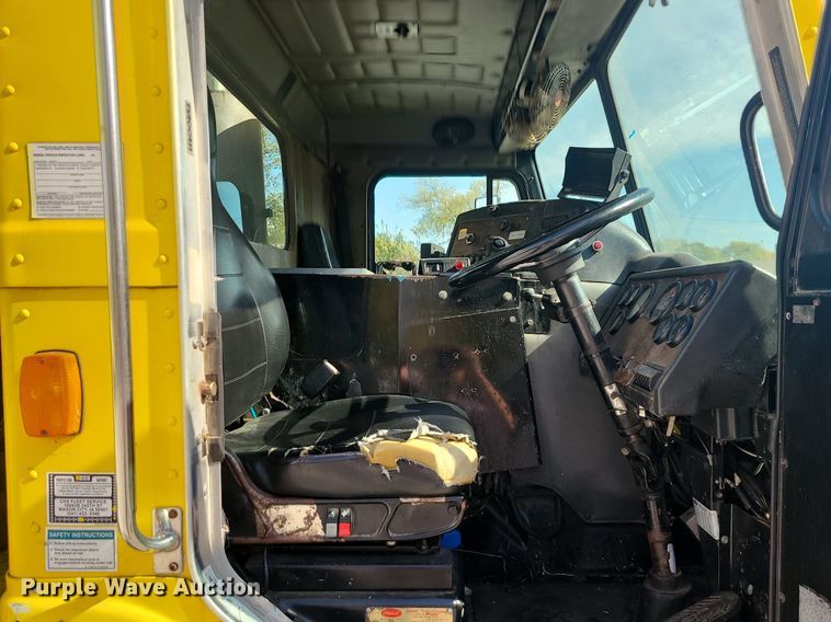 image for item MJ9457 2005 Peterbilt 320  refuse truck