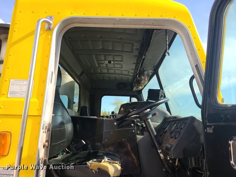 image for item MJ9457 2005 Peterbilt 320  refuse truck