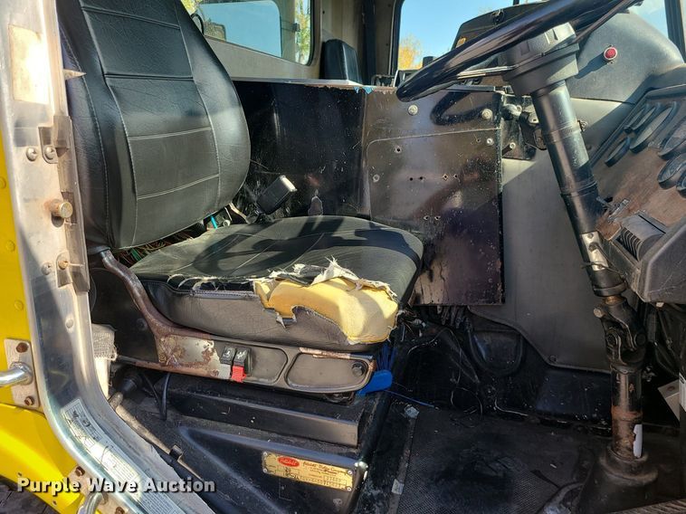 image for item MJ9457 2005 Peterbilt 320  refuse truck