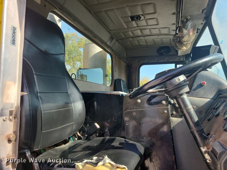 image for item MJ9457 2005 Peterbilt 320  refuse truck