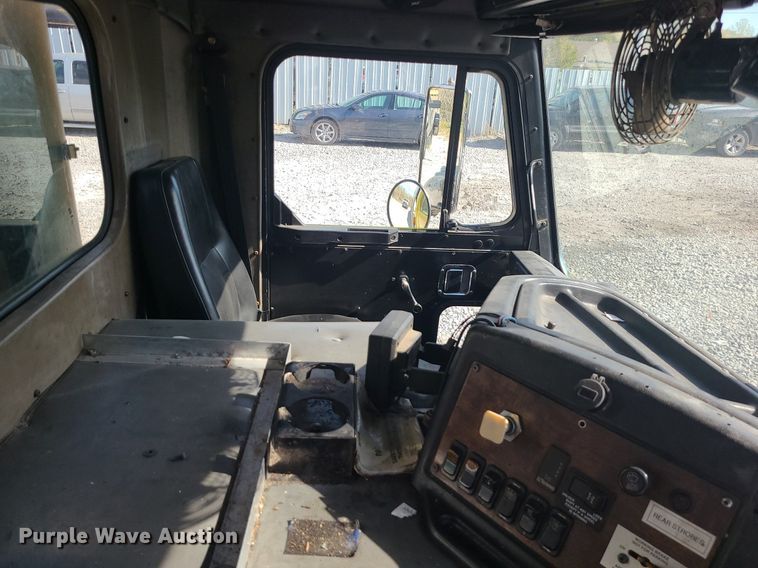 image for item MJ9457 2005 Peterbilt 320  refuse truck