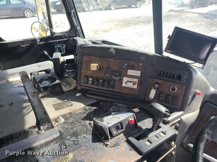 image for item MJ9457 2005 Peterbilt 320  refuse truck