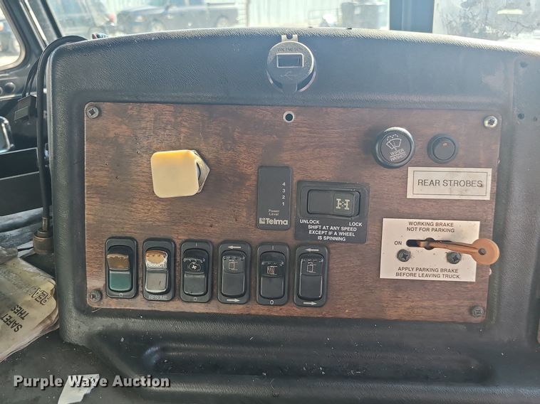 image for item MJ9457 2005 Peterbilt 320  refuse truck