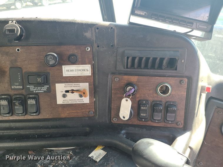 image for item MJ9457 2005 Peterbilt 320  refuse truck