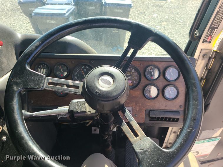 image for item MJ9457 2005 Peterbilt 320  refuse truck