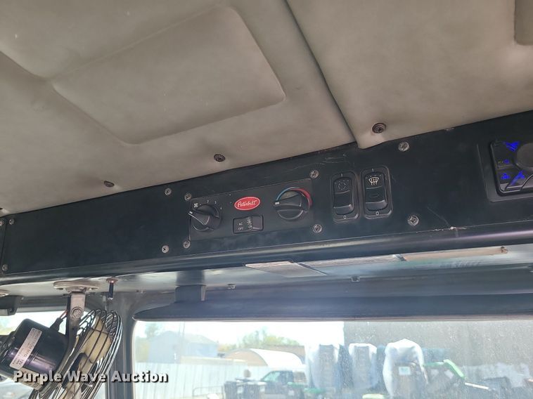 image for item MJ9457 2005 Peterbilt 320  refuse truck