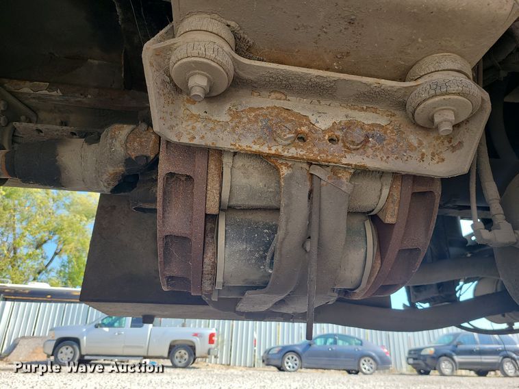 image for item MJ9457 2005 Peterbilt 320  refuse truck