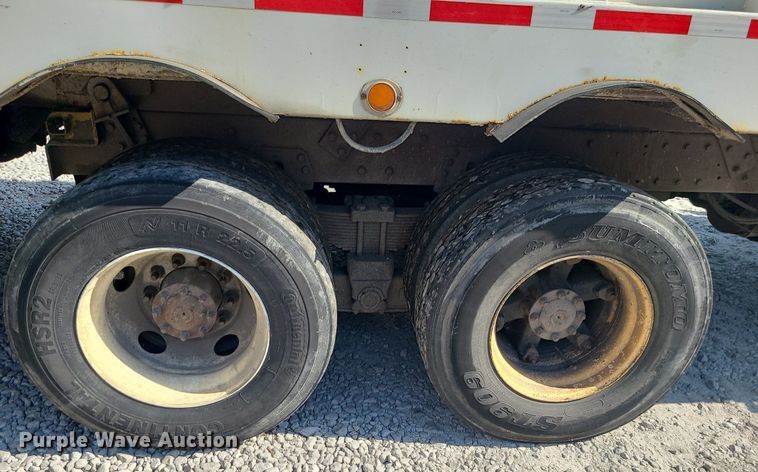 image for item MJ9457 2005 Peterbilt 320  refuse truck