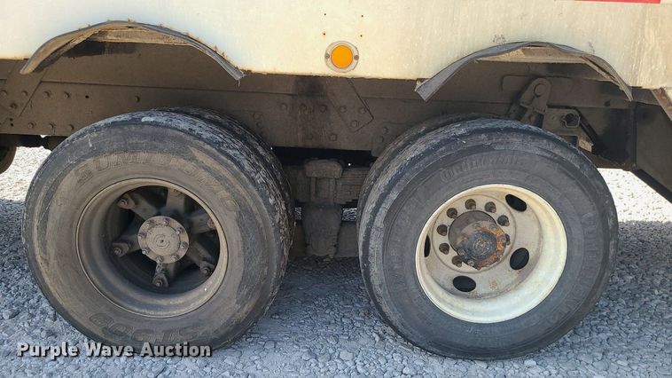 image for item MJ9457 2005 Peterbilt 320  refuse truck