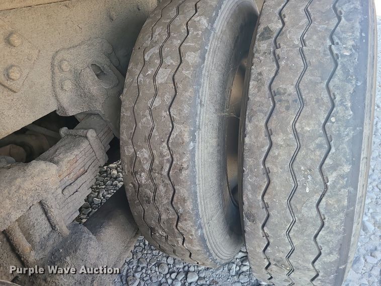 image for item MJ9457 2005 Peterbilt 320  refuse truck