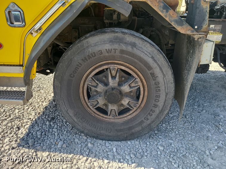 image for item MJ9457 2005 Peterbilt 320  refuse truck