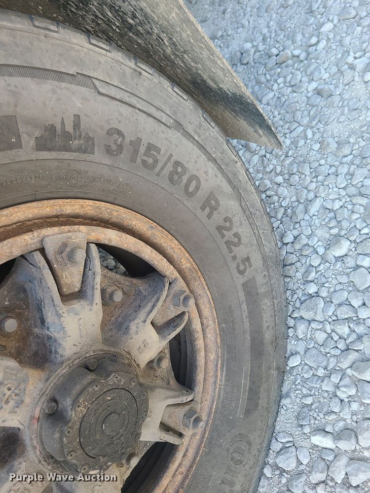 image for item MJ9457 2005 Peterbilt 320  refuse truck