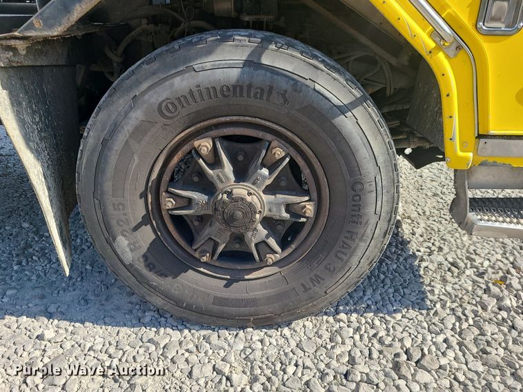 image for item MJ9457 2005 Peterbilt 320  refuse truck