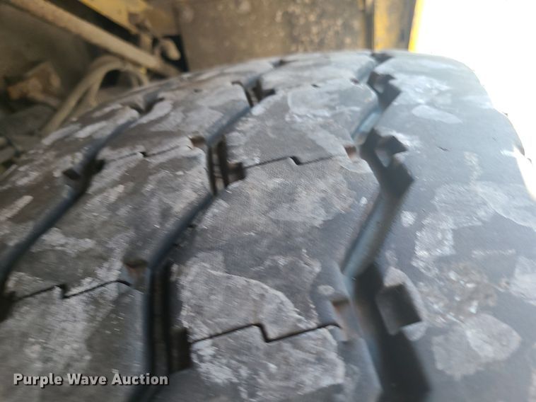 image for item MJ9457 2005 Peterbilt 320  refuse truck