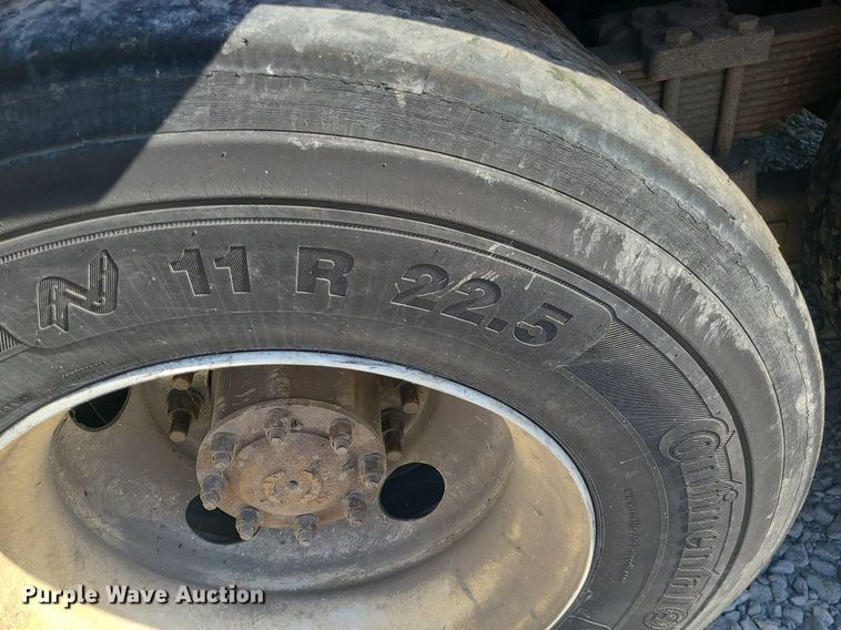 image for item MJ9457 2005 Peterbilt 320  refuse truck