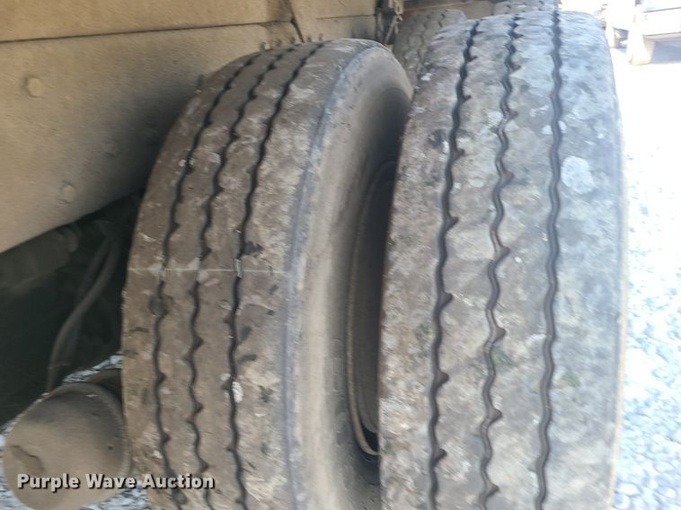 image for item MJ9457 2005 Peterbilt 320  refuse truck