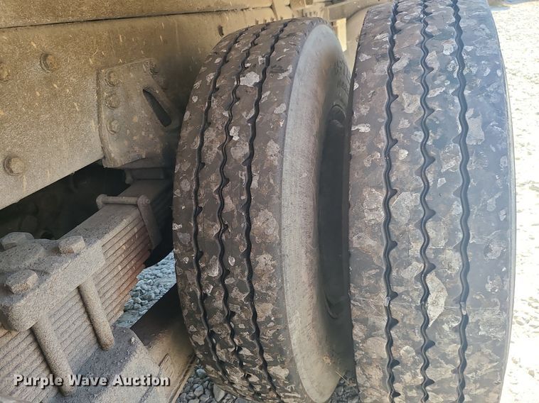 image for item MJ9457 2005 Peterbilt 320  refuse truck