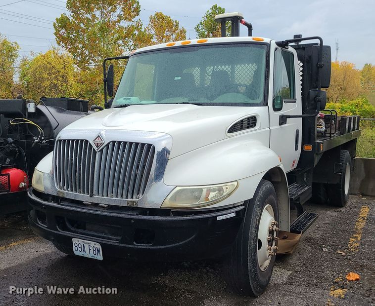 image for item MJ9461 2004 International 4300  flatbed truck