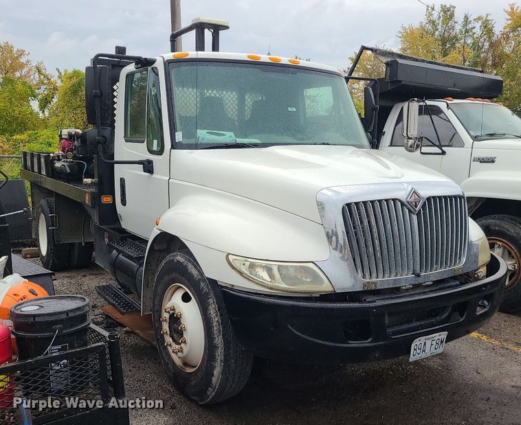 image for item MJ9461 2004 International 4300  flatbed truck