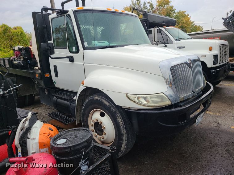 image for item MJ9461 2004 International 4300  flatbed truck