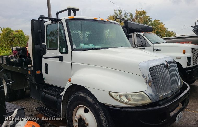 image for item MJ9461 2004 International 4300  flatbed truck