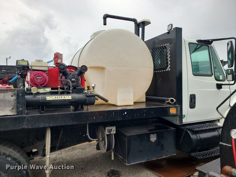 image for item MJ9461 2004 International 4300  flatbed truck