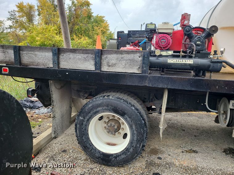 image for item MJ9461 2004 International 4300  flatbed truck