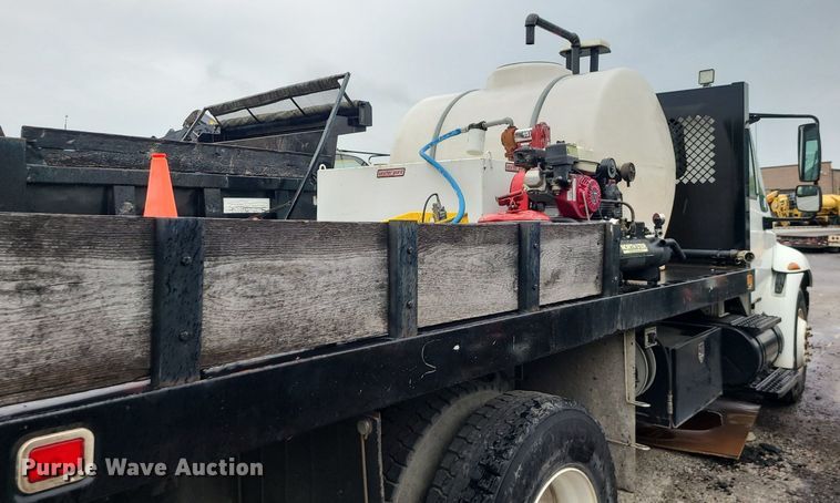 image for item MJ9461 2004 International 4300  flatbed truck