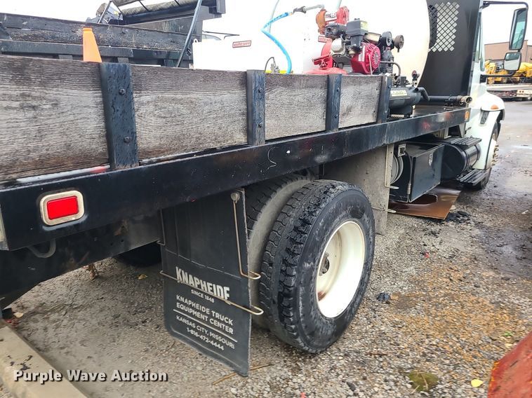 image for item MJ9461 2004 International 4300  flatbed truck