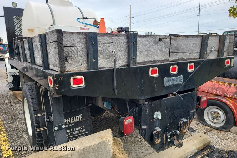 image for item MJ9461 2004 International 4300  flatbed truck