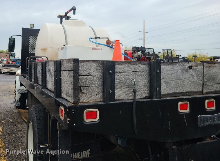 image for item MJ9461 2004 International 4300  flatbed truck